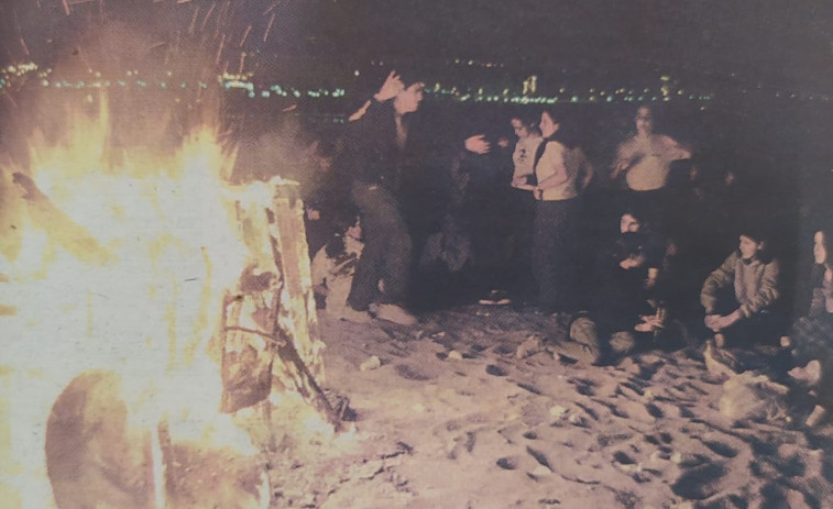 Hace 25 años: El fuego ilumina la noche de San Juan en A Coruña e intentan quemar a un mendigo en Los Cantones