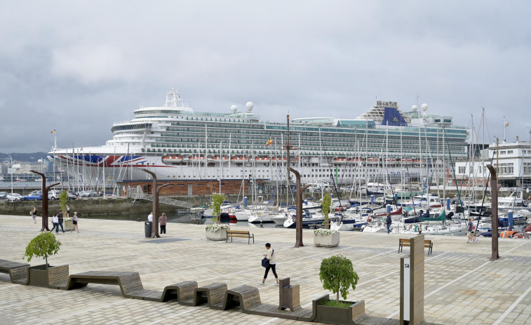 El crucero ‘Ventura’, visita sorpresa en el puerto de A Coruña debido al mal tiempo