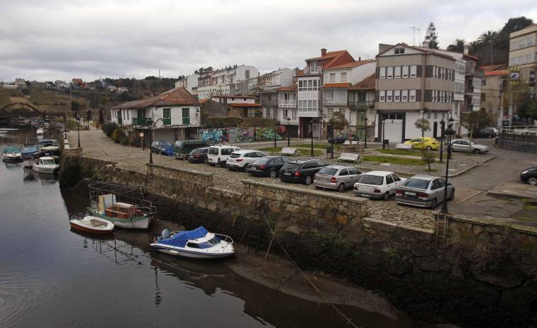 La Policía Local de Betanzos detiene a dos personas de Culleredo y A Coruña por robar una furgoneta e intentarlo con otros coches en la plaza de Enrique IV