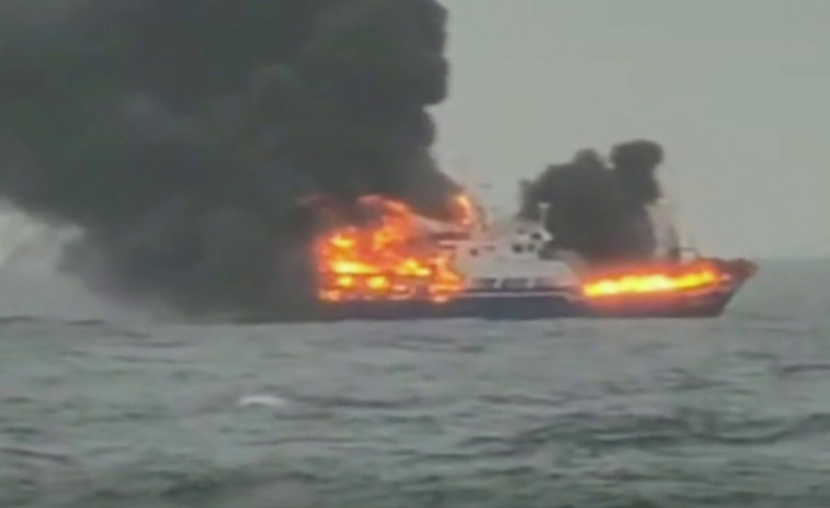 El 'Nuevo San Juan' continúa ardiendo a la deriva un día después de declararse el incendio