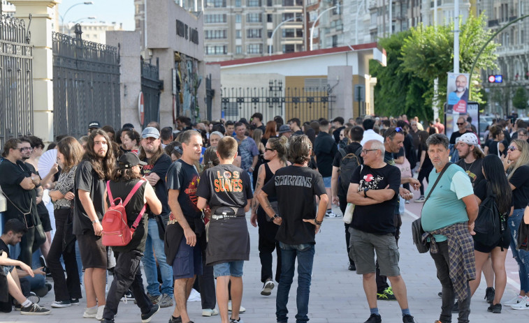 Centenares de personas aguardan a que abran las puertas de los muelles para el concierto de Scorpions