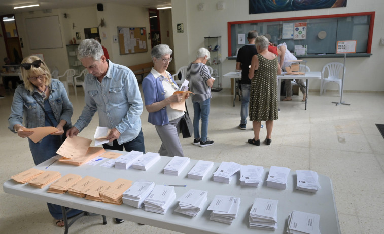 El PSOE denuncia la aparición de sobres con el voto del PP dentro en colegios electorales de Ourense
