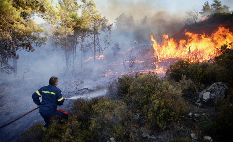 Evacuadas 18 localidades de la isla griega de Corfú y siete de Eubea por grandes incendios