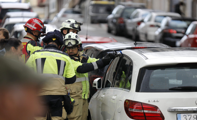 Rescatan a una niña que se quedó encerrada en el coche de su madre en Vigo