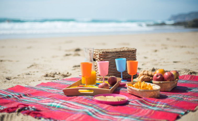 Ni nevera llena ni guardar tortilla para otro día de playa: claves alimentarias en verano