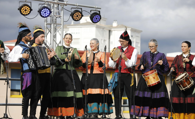 O Birloque bailó de forma enxebre y se partió de risa en su primer día de fiesta