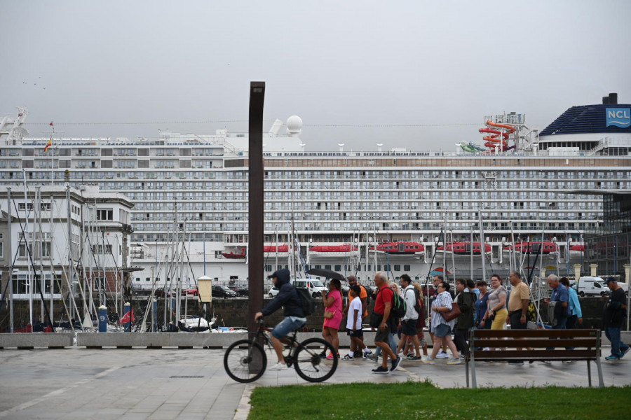 El crucero de lujo 'Norwegian Getaway' visita A Coruña por primera vez