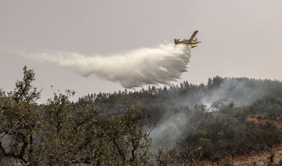 Portugal controla el fuego en el sur del país tras arrasar 8.400 hectáreas