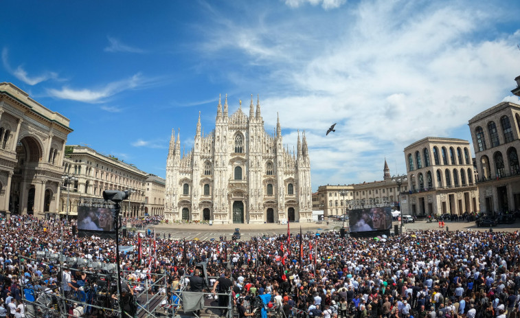 Dos jóvenes franceses, denunciados por subirse a la catedral de Milán