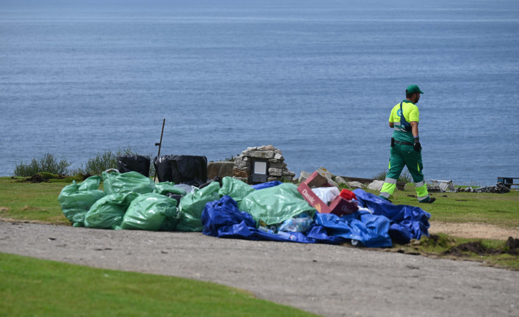 La misa católica del monte de San Pedro, en A Coruña, deja kilos de basura a su paso
