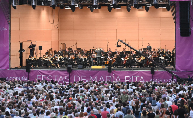 La Orquesta Gaos hizo disfrutar a la plaza de María Pita en el ecuador de la Semana Clásica