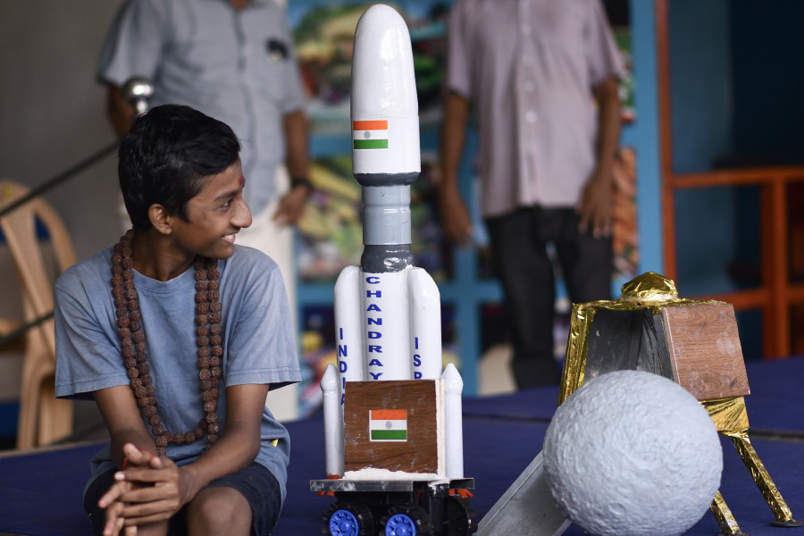 La misión espacial de la India logra con éxito alunizar en el polo sur de la Luna
