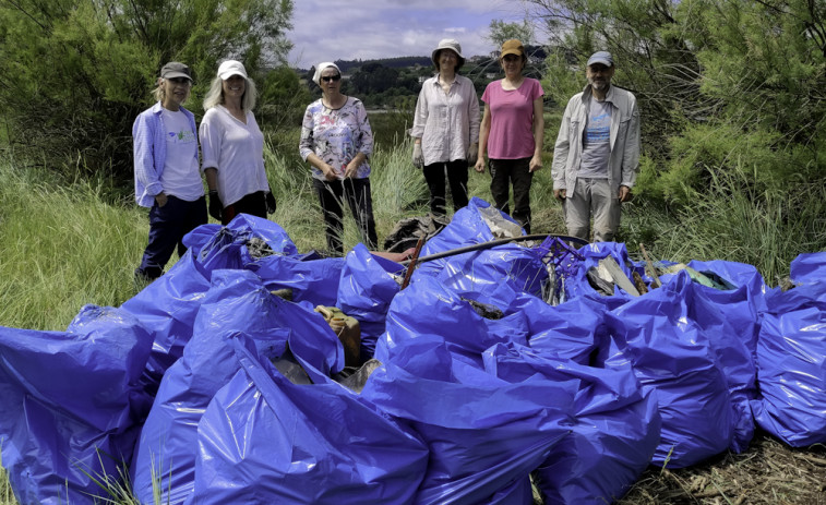 Ocho voluntarios de Fragas do Mandeo recogen en un año quince toneladas de basura de la ría de Betanzos