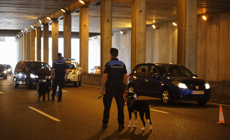 La Policía Local emplea por primera vez en un control perros entrenados  en detectar drogas