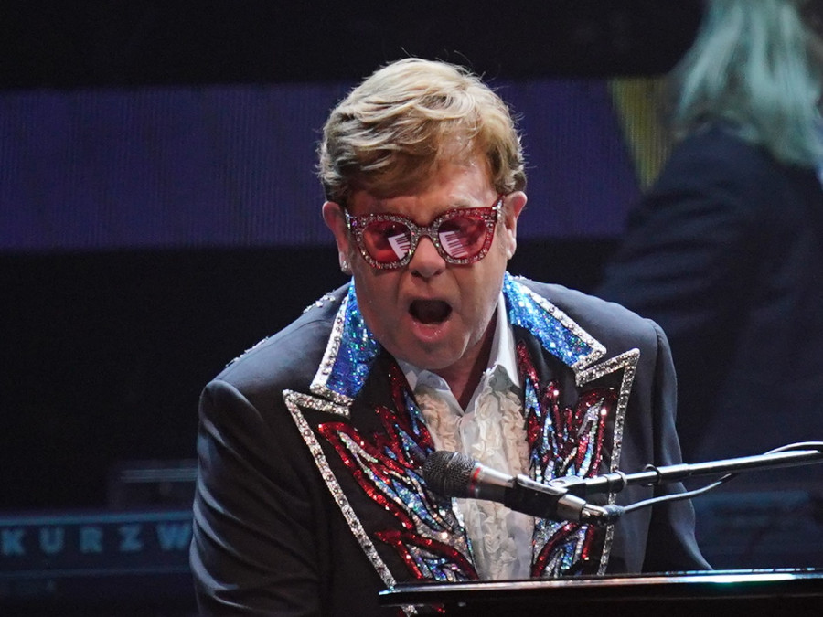 Elton John está de vuelta en su casa de Francia tras pasar la noche ingresado