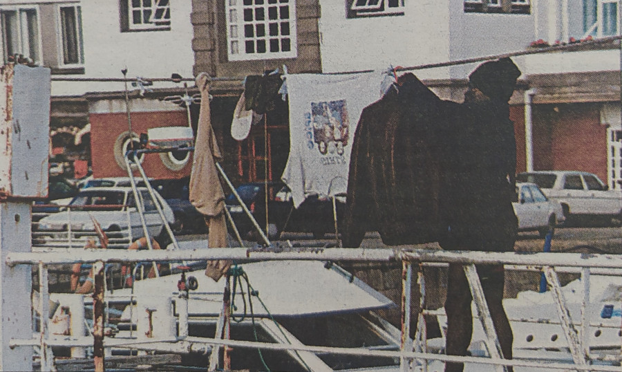 Hace 25 años: Un "okupa" vive en un barco de La Marina de A Coruña