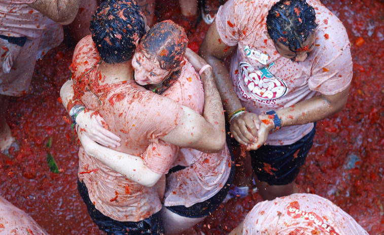 El rojo colorea de nuevo Buñol en una Tomatina festiva