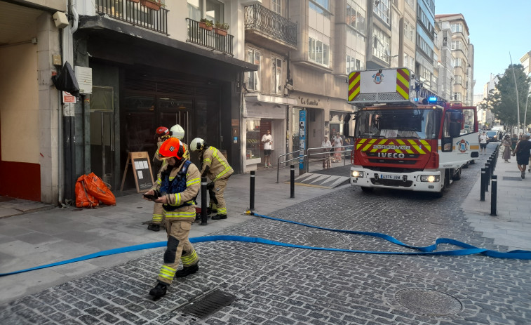 Un incendio en el 29 de San Andrés colapsa el tráfico hasta la plaza de Pontevedra