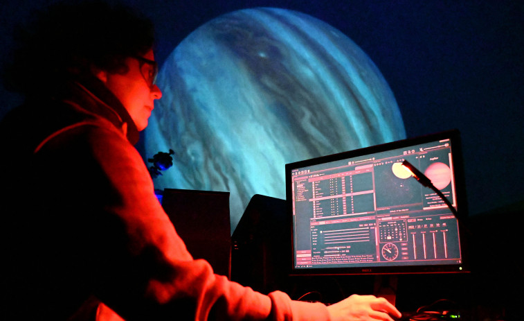 La Casa de las Ciencias empieza a instalar el nuevo proyector del Planetario