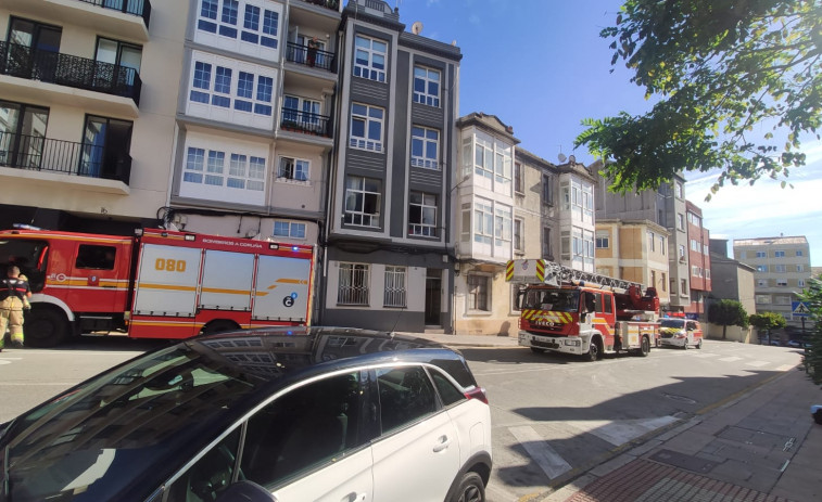 Los Bomberos de A Coruña sofocan un fuego en la avenida de Hércules
