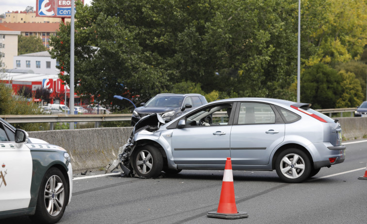 Tres accidentes en la autopista colapsaron los accesos a A Coruña