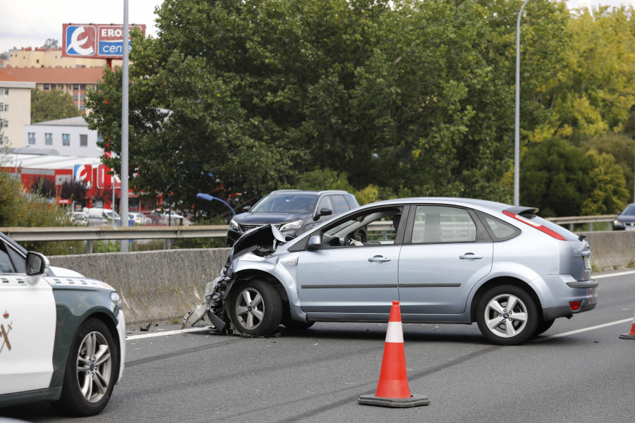 Tres accidentes en la autopista colapsaron los accesos a A Coruña