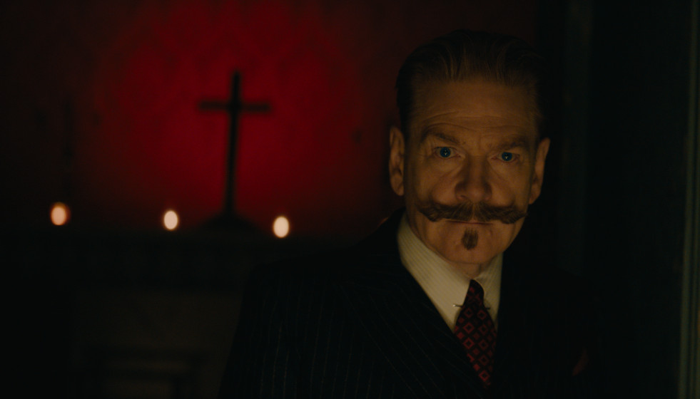 Fotograma de la película Misterio en Venecia que muestra al actor Kenneth Brannagh en el papel de Hércules Poirot.