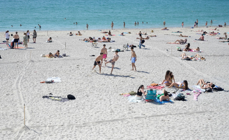 Rescatadas dos personas del agua en la playa del Orzán