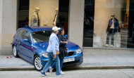 Un coche aparcado en Juan Flórez se estrella contra el escaparate de Ottodisanpietro