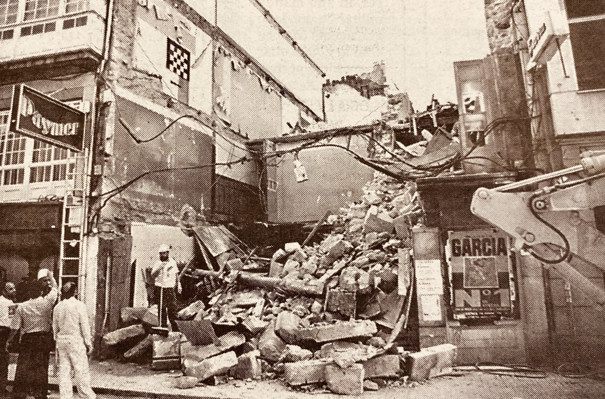 Derribo de un edificio en San Andreu0301s 1998