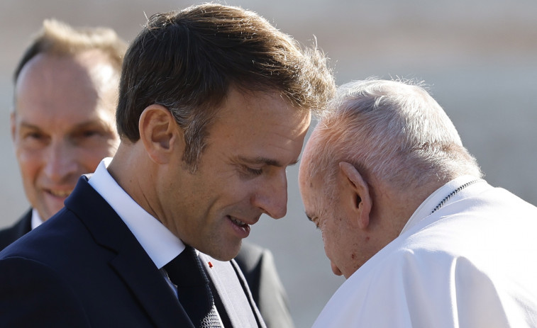 El papa celebra una misa ante 50.000 personas con la presencia de Macron