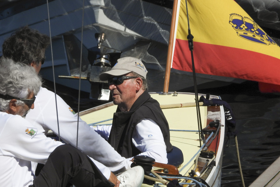 Juan Carlos I sale a navegar a bordo de 'El Bribón' en Sanxenxo