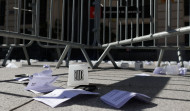 Manifestantes depositan urnas con papeletas del 1-O ante la Jefatura Superior de Policía de Cataluña