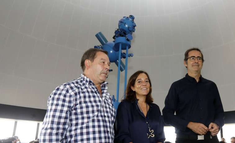 Inés Rey inaugura el nuevo proyector del planetario