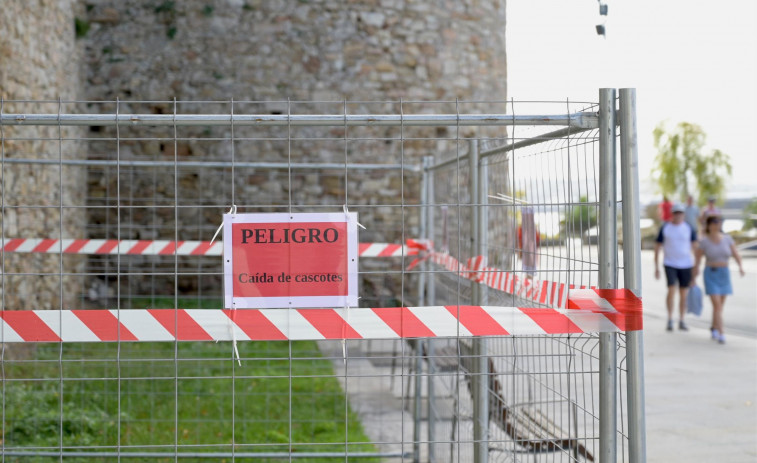 Acotan la fachada del edificio del Archivo del Reino de Galicia por amenaza de caída de cascotes