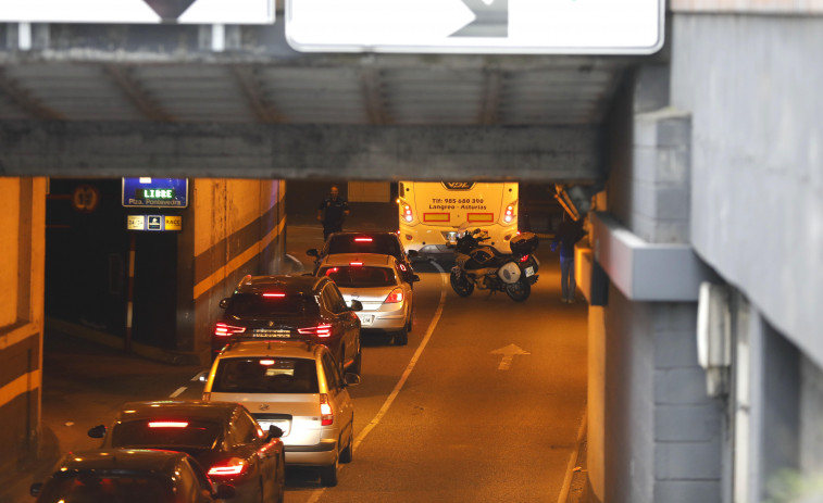 Un autobús se atasca en el túnel de Juana de Vega