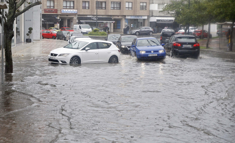Balsas de agua y varios accidentes en el primer día de lluvias tras el ‘veranillo’
