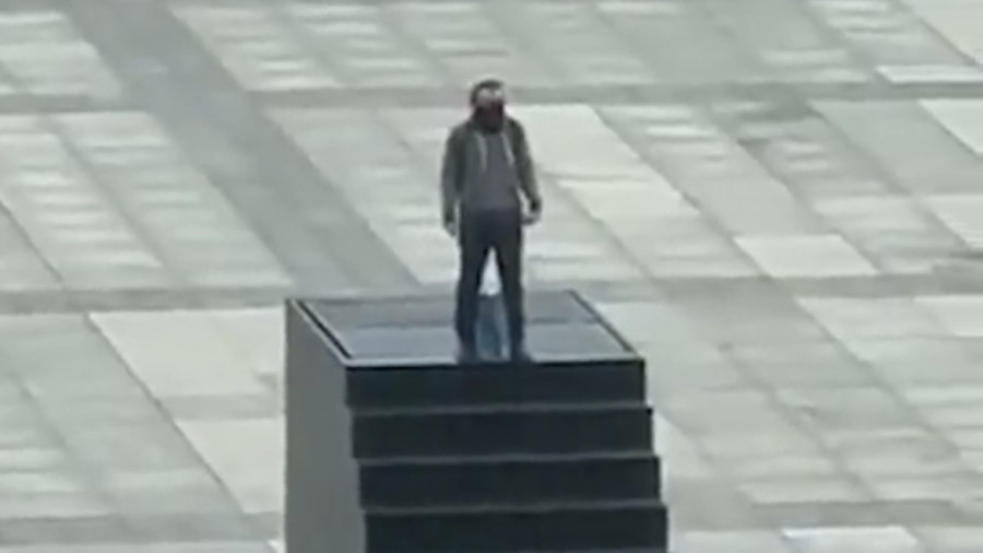 Un hombre escala un monumento en Varsovia y amenaza con volarse por los aires