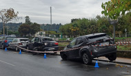 Un conductor ebrio colisiona con su coche con otros tres vehículos aparcados en O Malecón