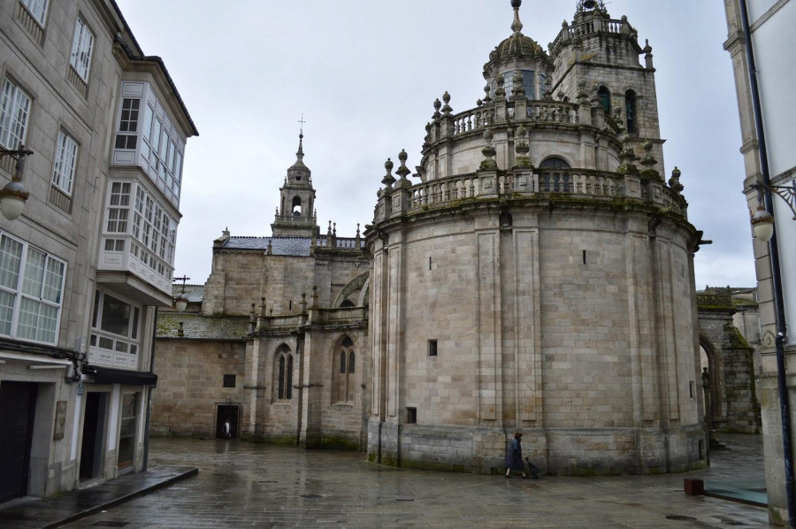 Un camión causa daños en la fachada de la catedral de Lugo