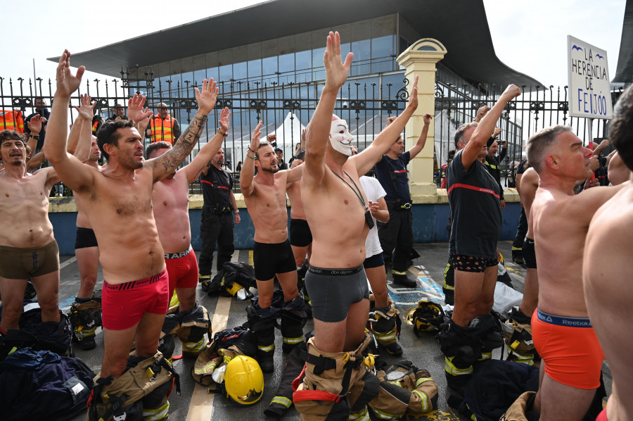 Trescientos bomberos muestran la ‘desnudez’ de su salario con una sonora protesta por las calles del centro