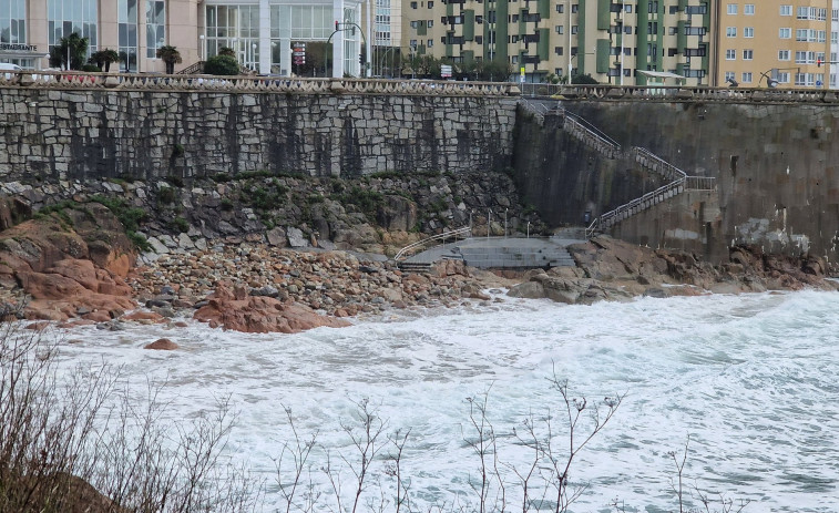 Unos surfistas rescatan a un bañista en la playa de Matadero