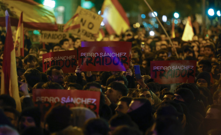 Cientos de personas claman otra noche más contra la amnistía y Sánchez en Ferraz
