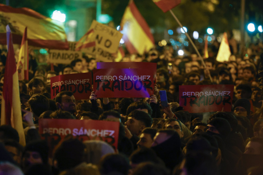 Cientos de personas claman otra noche más contra la amnistía y Sánchez en Ferraz