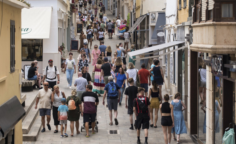 La población de España crece en más de medio millón en un año y se acerca a los 48,5