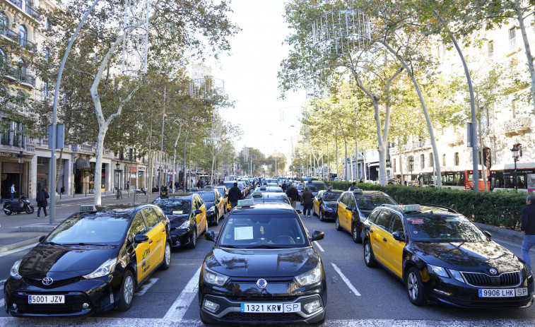 Los taxistas de Barcelona desfilan con una marcha lenta por la muerte de un compañero