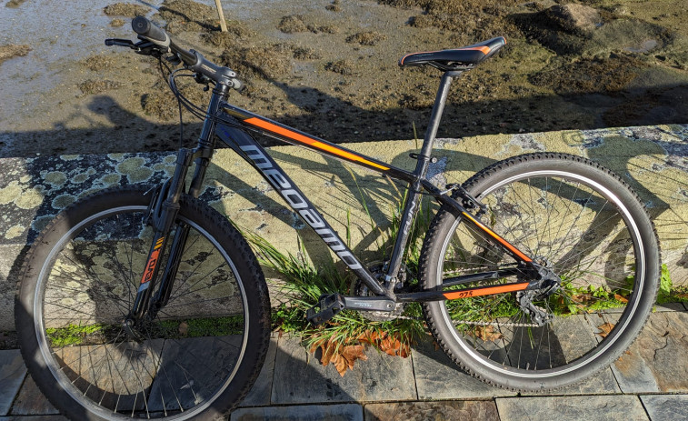 Dos ciclistas chocan en el paseo marítimo de Culleredo