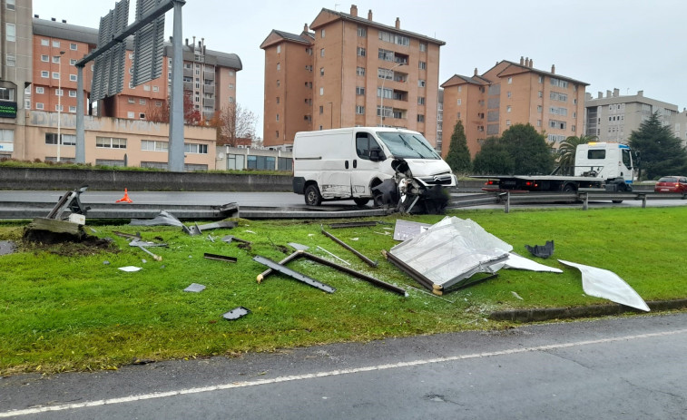 Una furgoneta se estrella contra el quitamiedos de Alfonso Molina