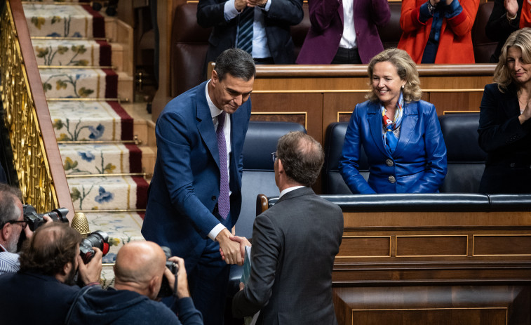 Feijóo al estrecharle la mano a Sánchez tras su reelección: 
