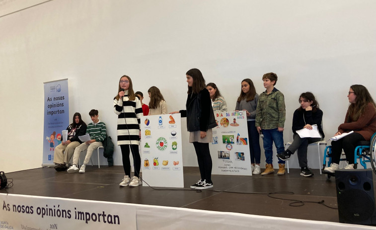 Escolares del colegio Alborada de A Coruña lideran el Día de la Infancia en Santiago